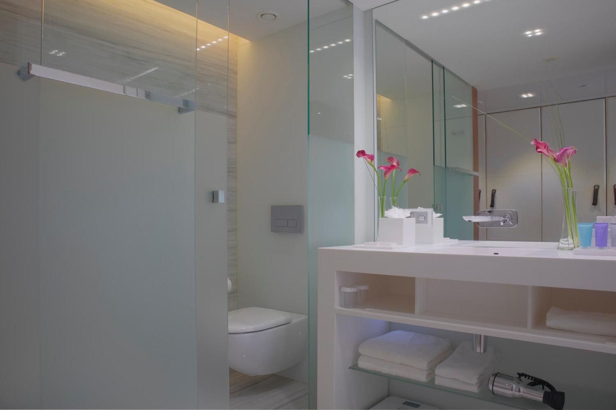 Epic Sana Lisboa Hotel Rom bilde A bathroom with a shower enclosure