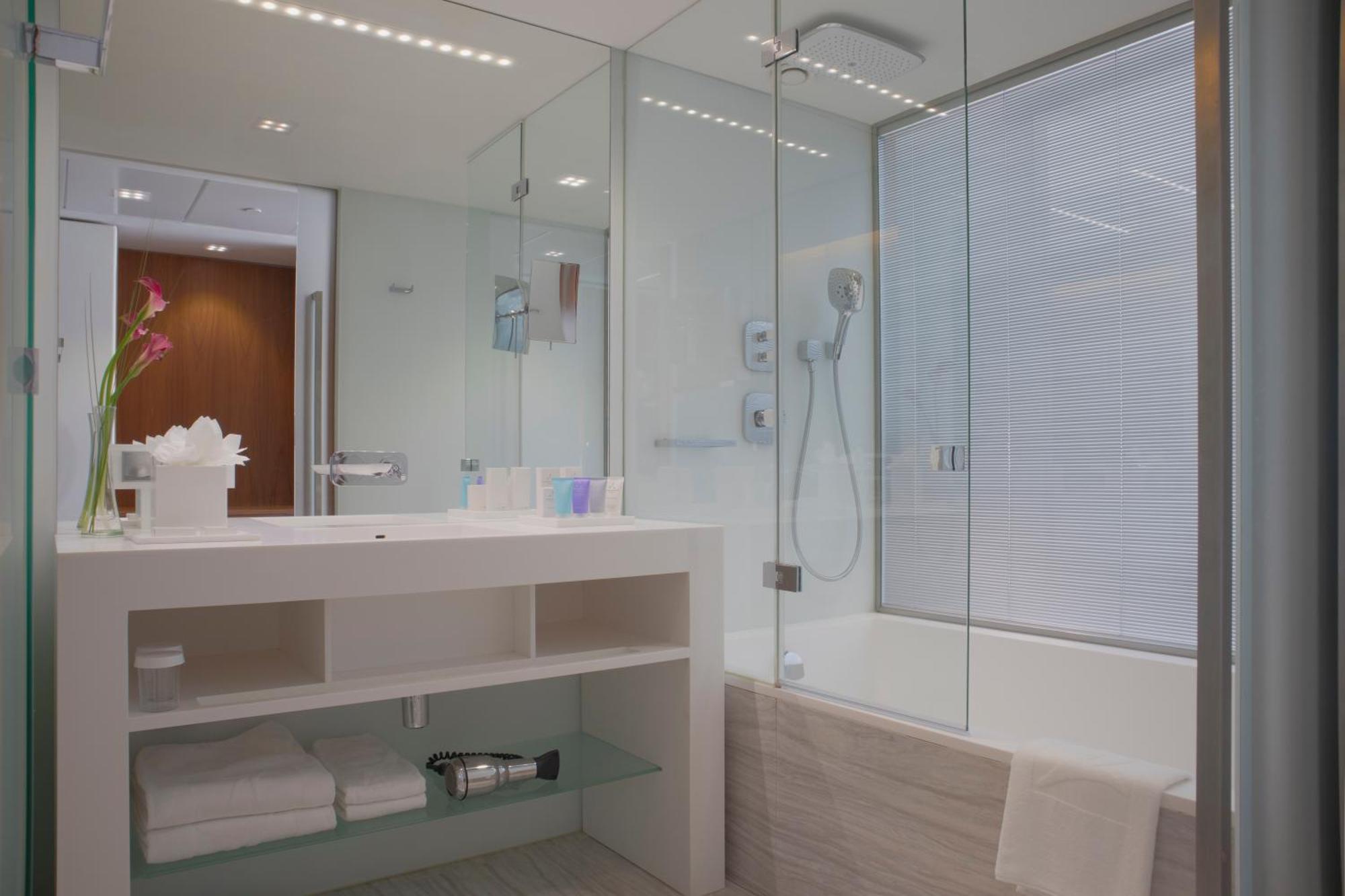Epic Sana Lisboa Hotel Rom bilde A modern bathroom
